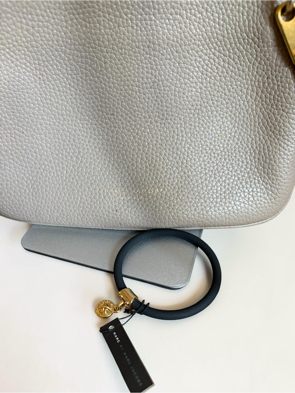 Marc Jacob Pebbled Crossbody Bag in Light Gray and bracelet - Picture 2 of 8